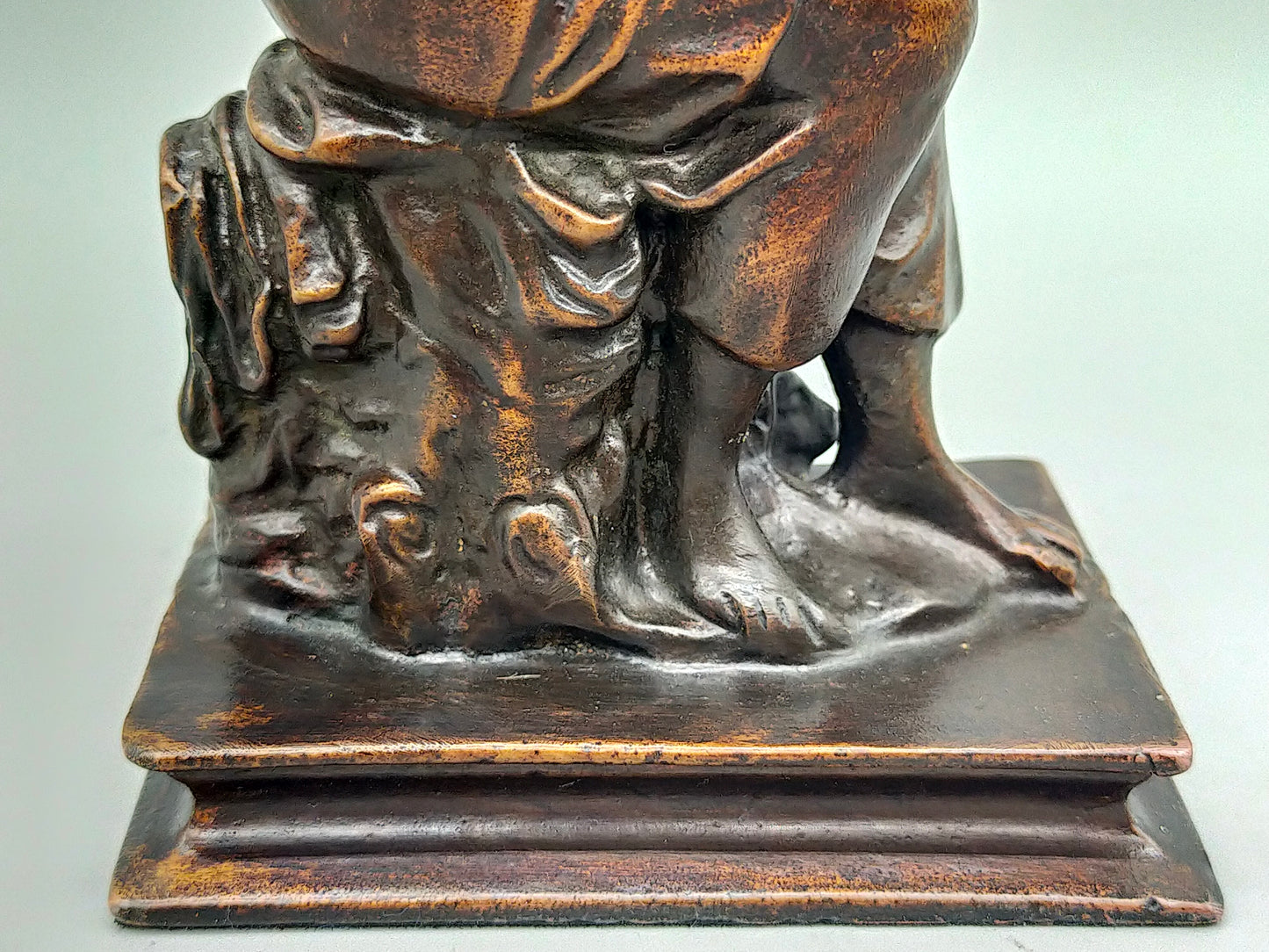 Antike Bronze Skulptur Sitzende Diana – Klassisches Design