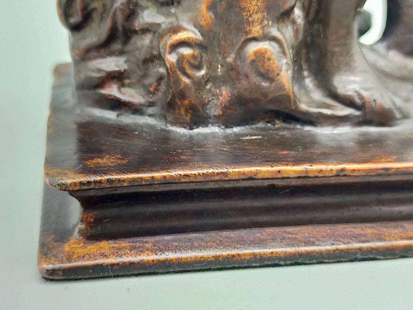 Antike Bronze Skulptur Sitzende Diana – Klassisches Design