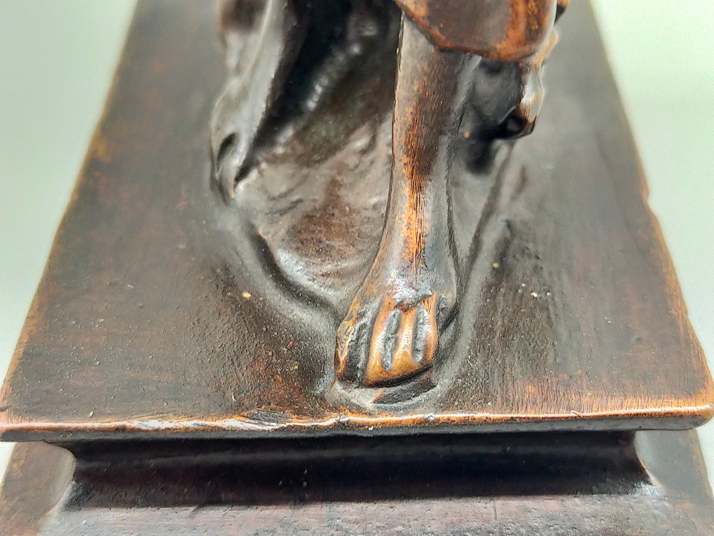 Antike Bronze Skulptur Sitzende Diana – Klassisches Design