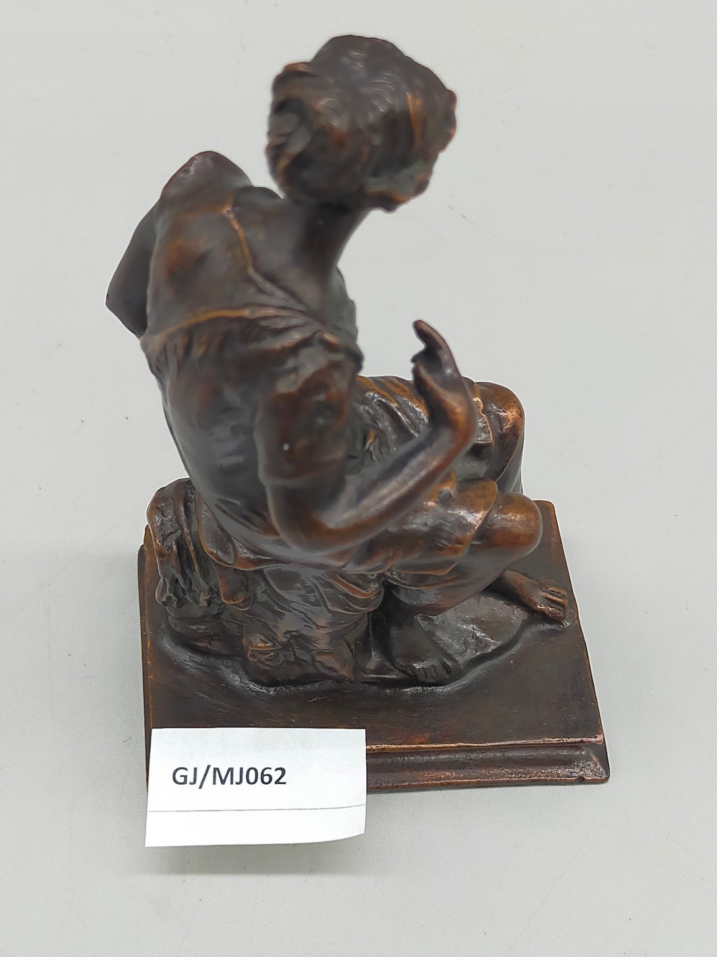Antike Bronze Skulptur Sitzende Diana – Klassisches Design