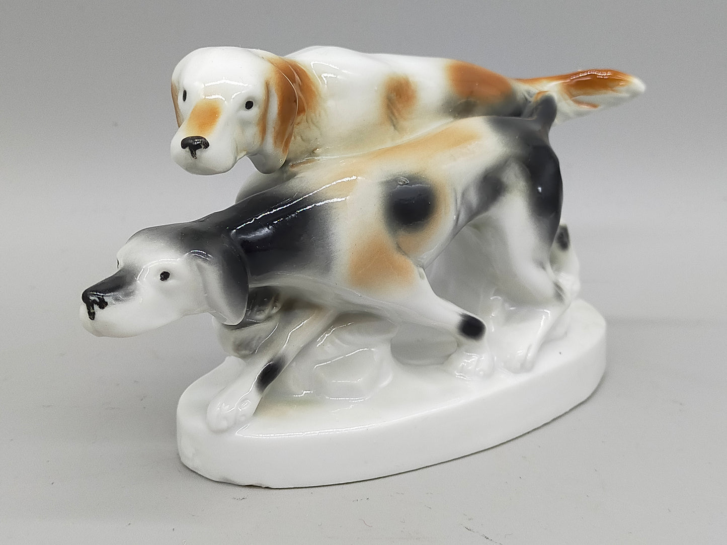 Antike Thüringer Porzellanfigur Jagdhunde – Detailreiche Handarbeit