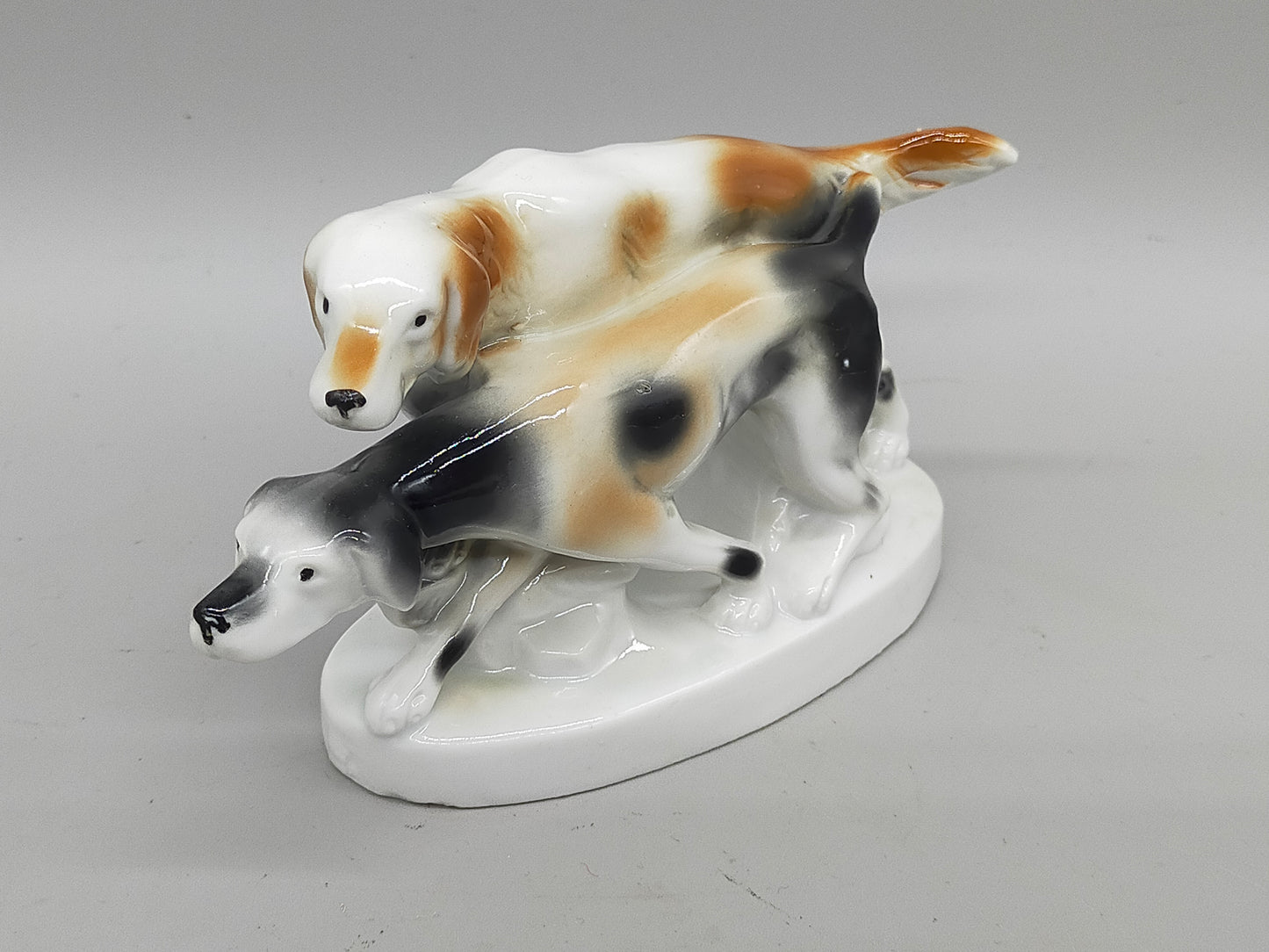 Antike Thüringer Porzellanfigur Jagdhunde – Detailreiche Handarbeit