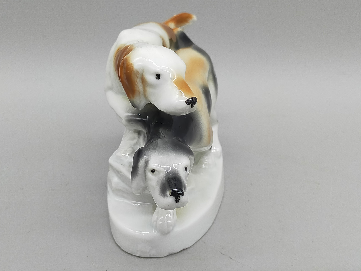 Antike Thüringer Porzellanfigur Jagdhunde – Detailreiche Handarbeit