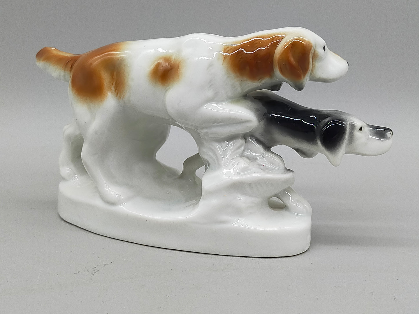 Antike Thüringer Porzellanfigur Jagdhunde – Detailreiche Handarbeit