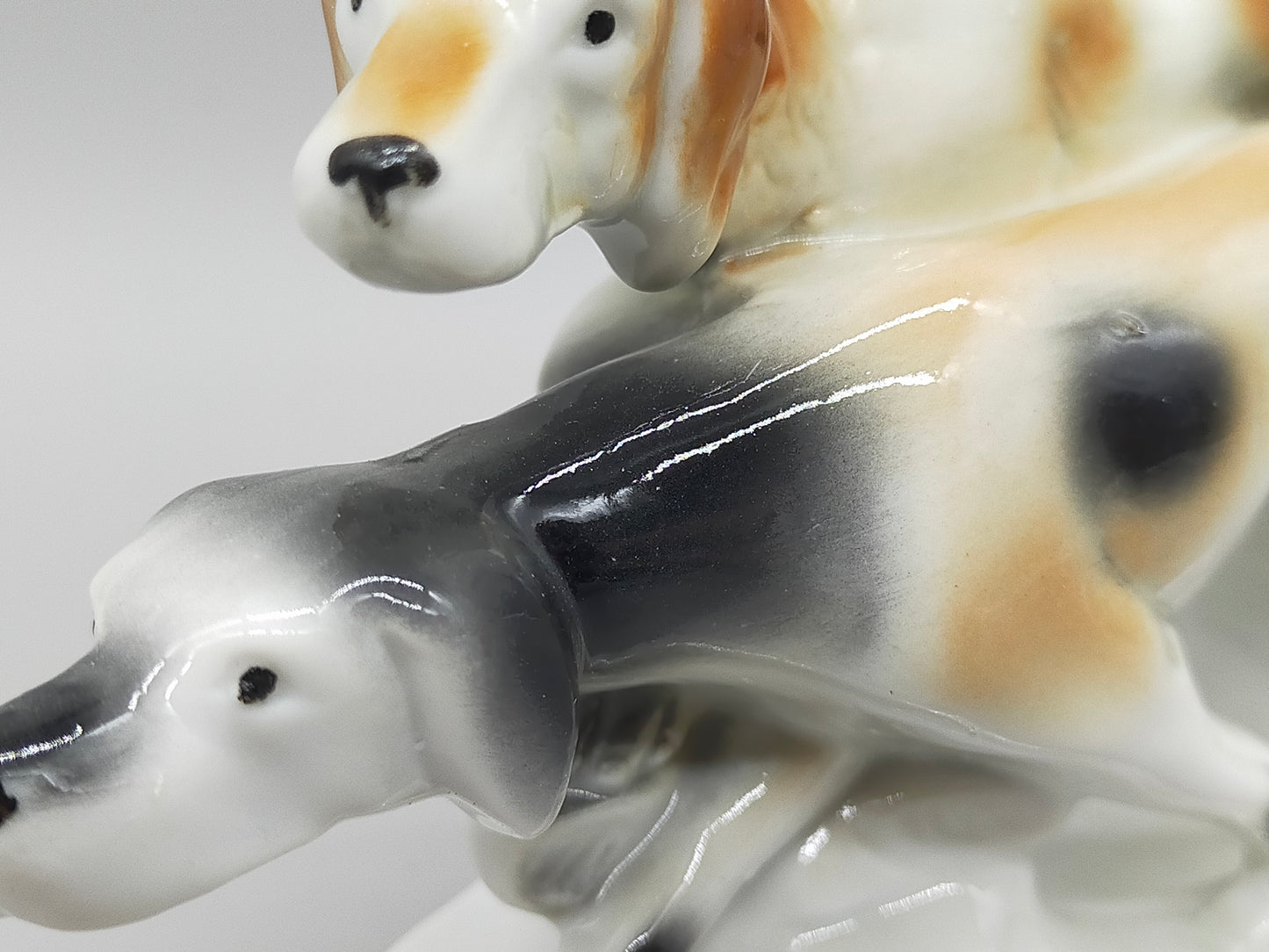 Antike Thüringer Porzellanfigur Jagdhunde – Detailreiche Handarbeit