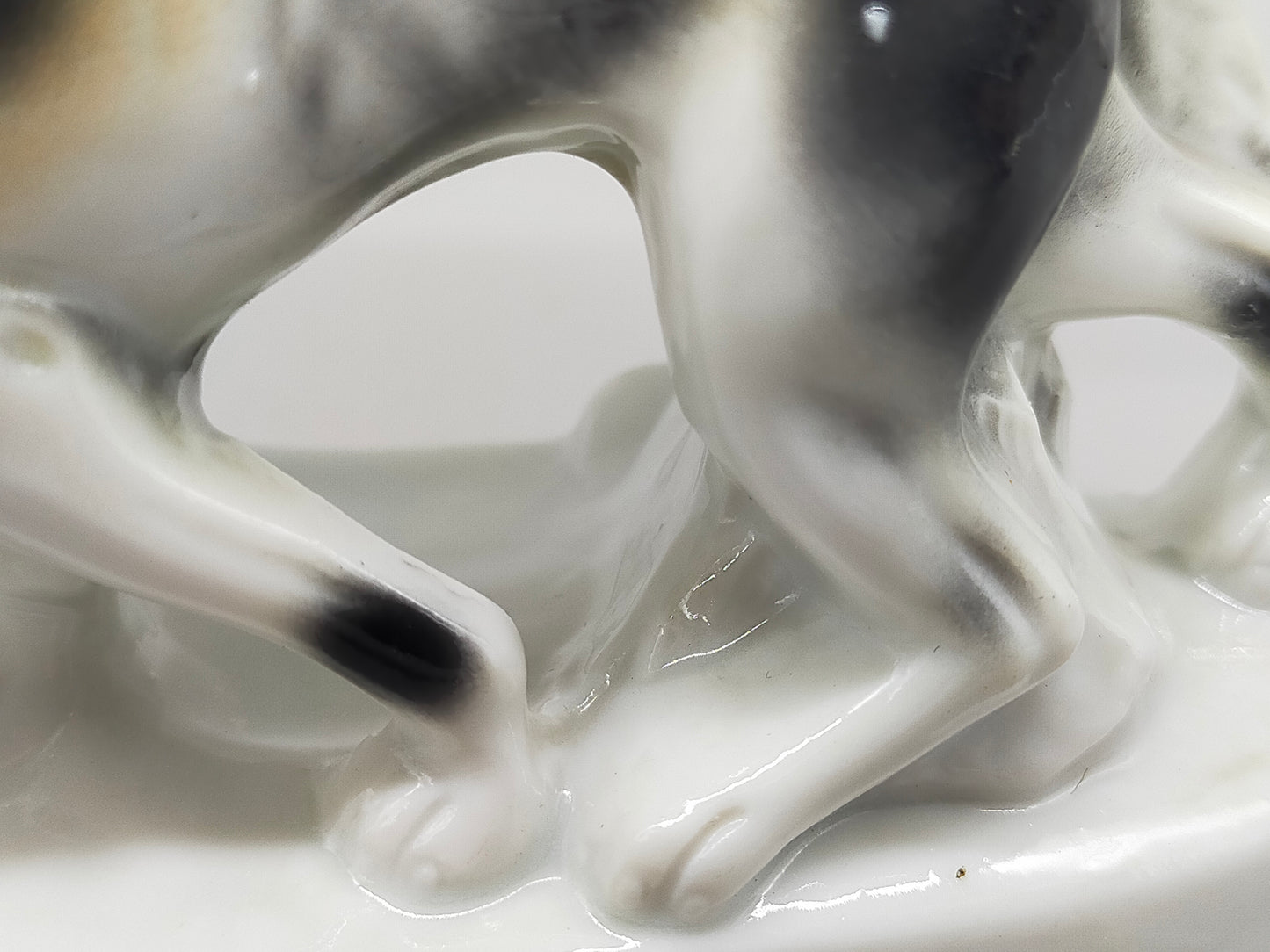 Antike Thüringer Porzellanfigur Jagdhunde – Detailreiche Handarbeit