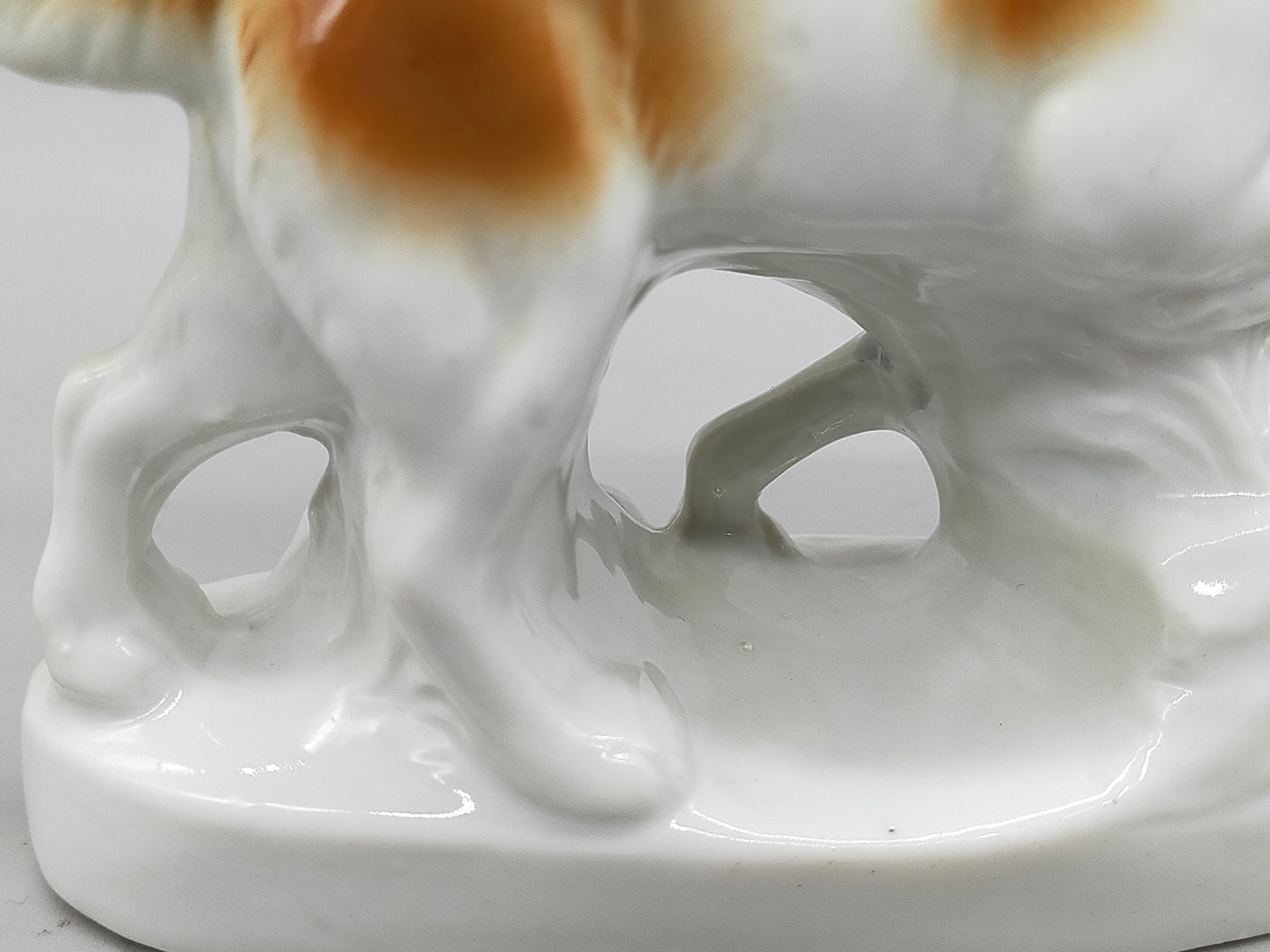 Antike Thüringer Porzellanfigur Jagdhunde – Detailreiche Handarbeit