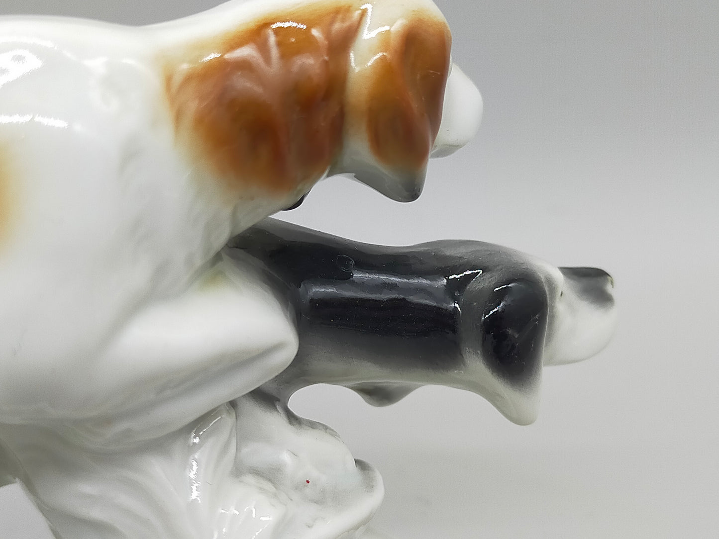 Antike Thüringer Porzellanfigur Jagdhunde – Detailreiche Handarbeit