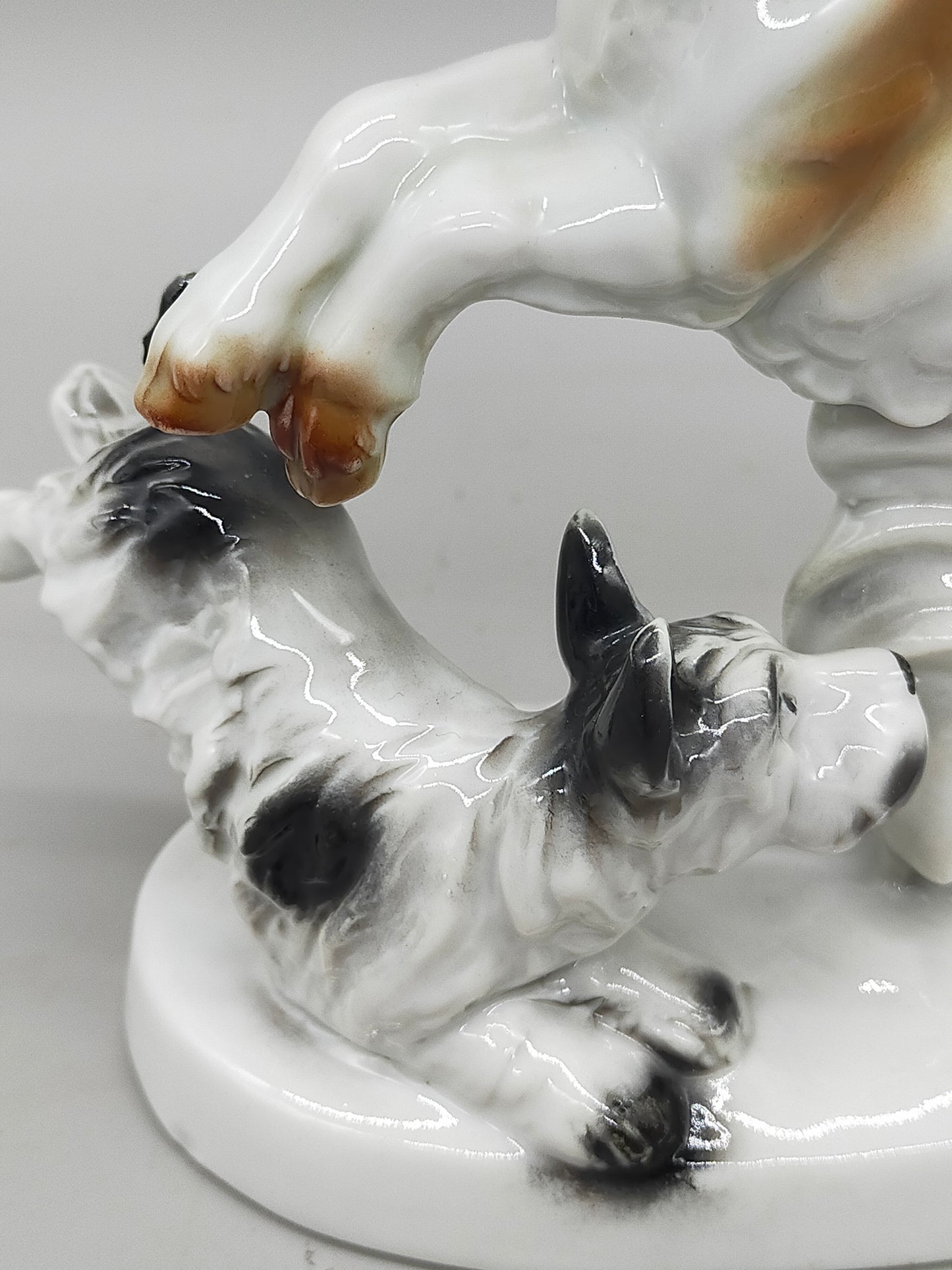 Antike Carl Scheidig Gräfenthal Porzellanfigur – Ziege und Hund im Spiel