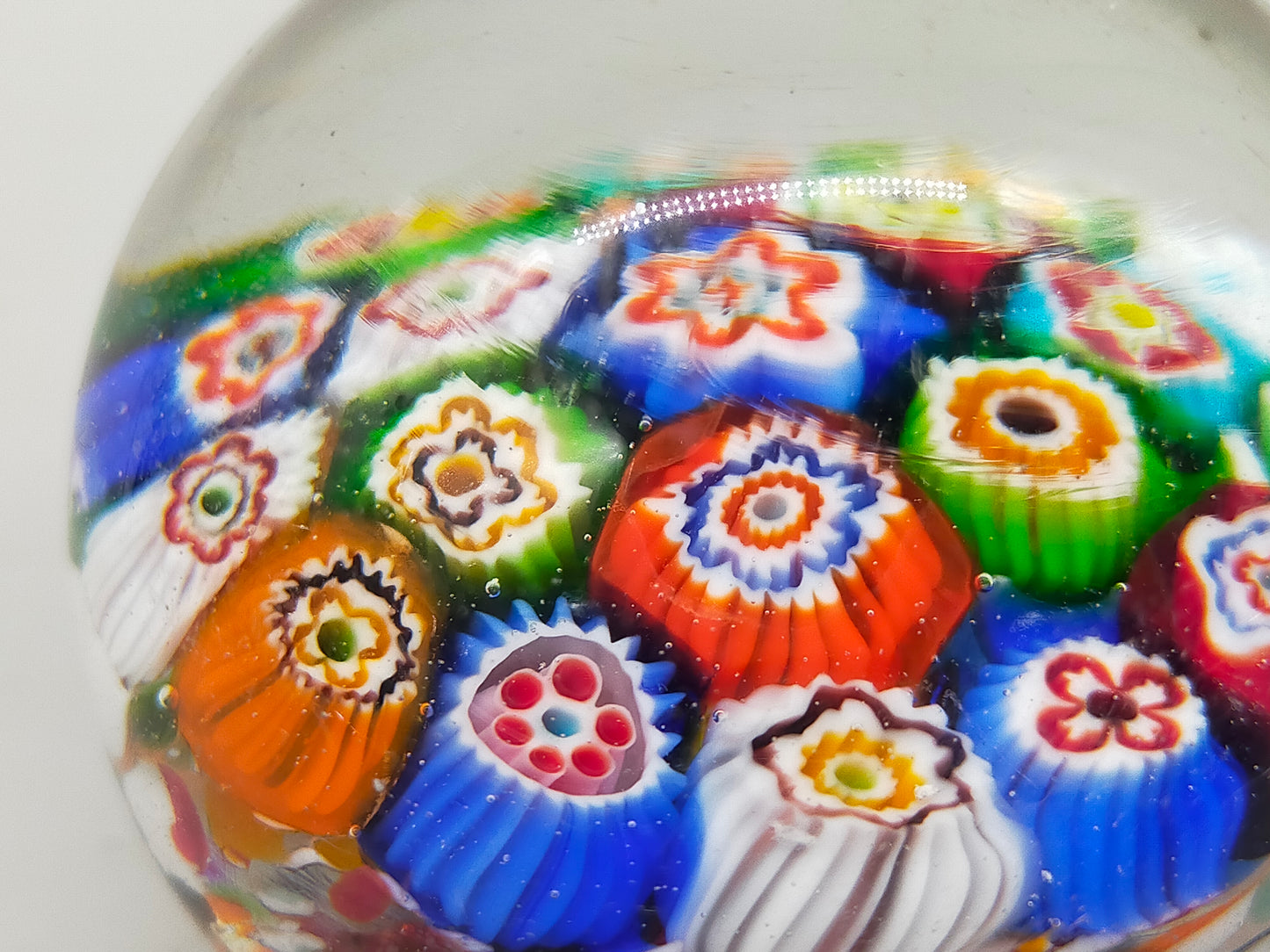 Edler Murano Glas Briefbeschwerer Set – Farbenfrohe Millefiori Kunst