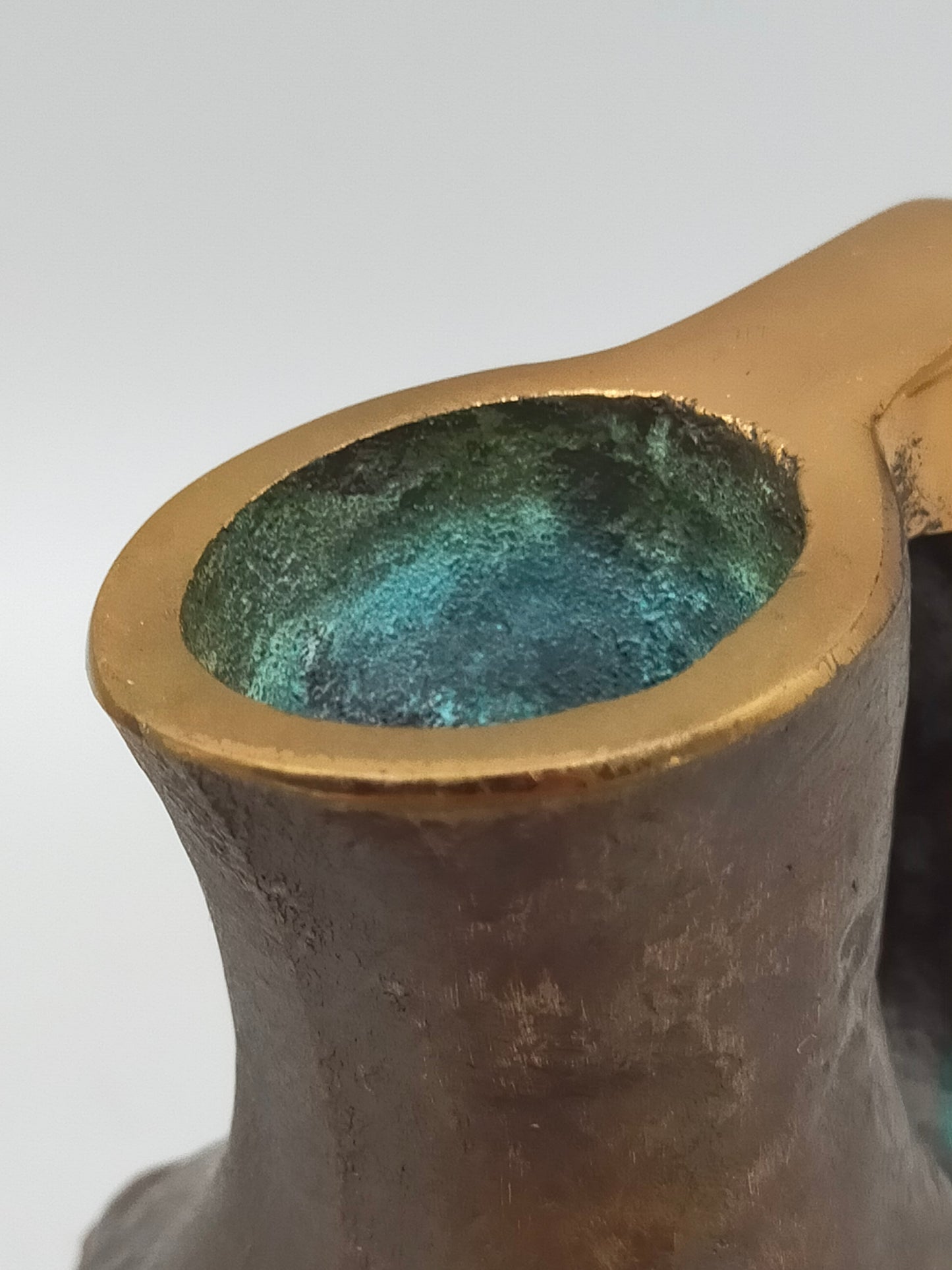 Antike Bronze Miniatur-Vase – Kunstvolle Reliefdarstellung mit Kriegern