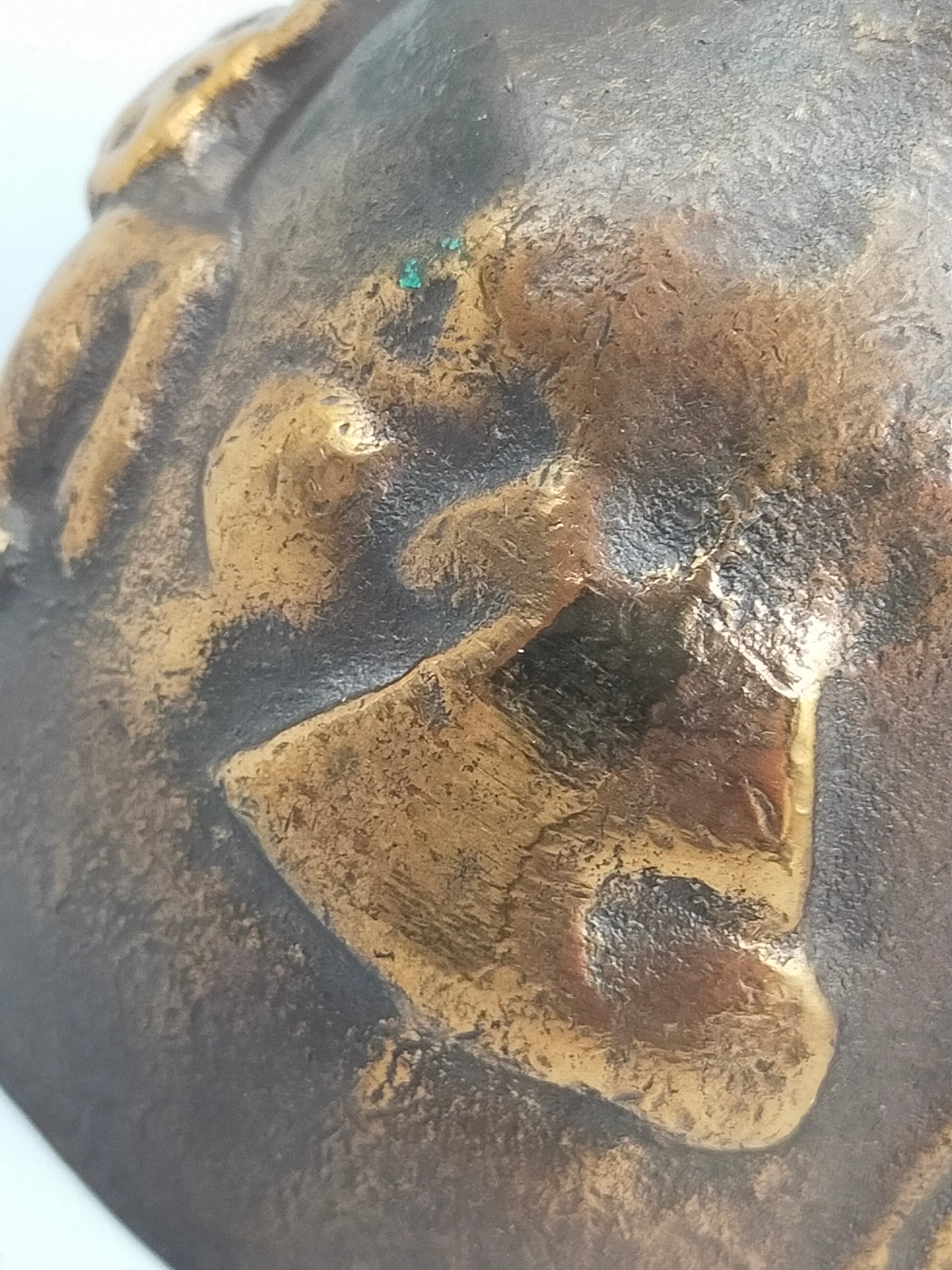 Antike Bronze Miniatur-Vase – Kunstvolle Reliefdarstellung mit Kriegern