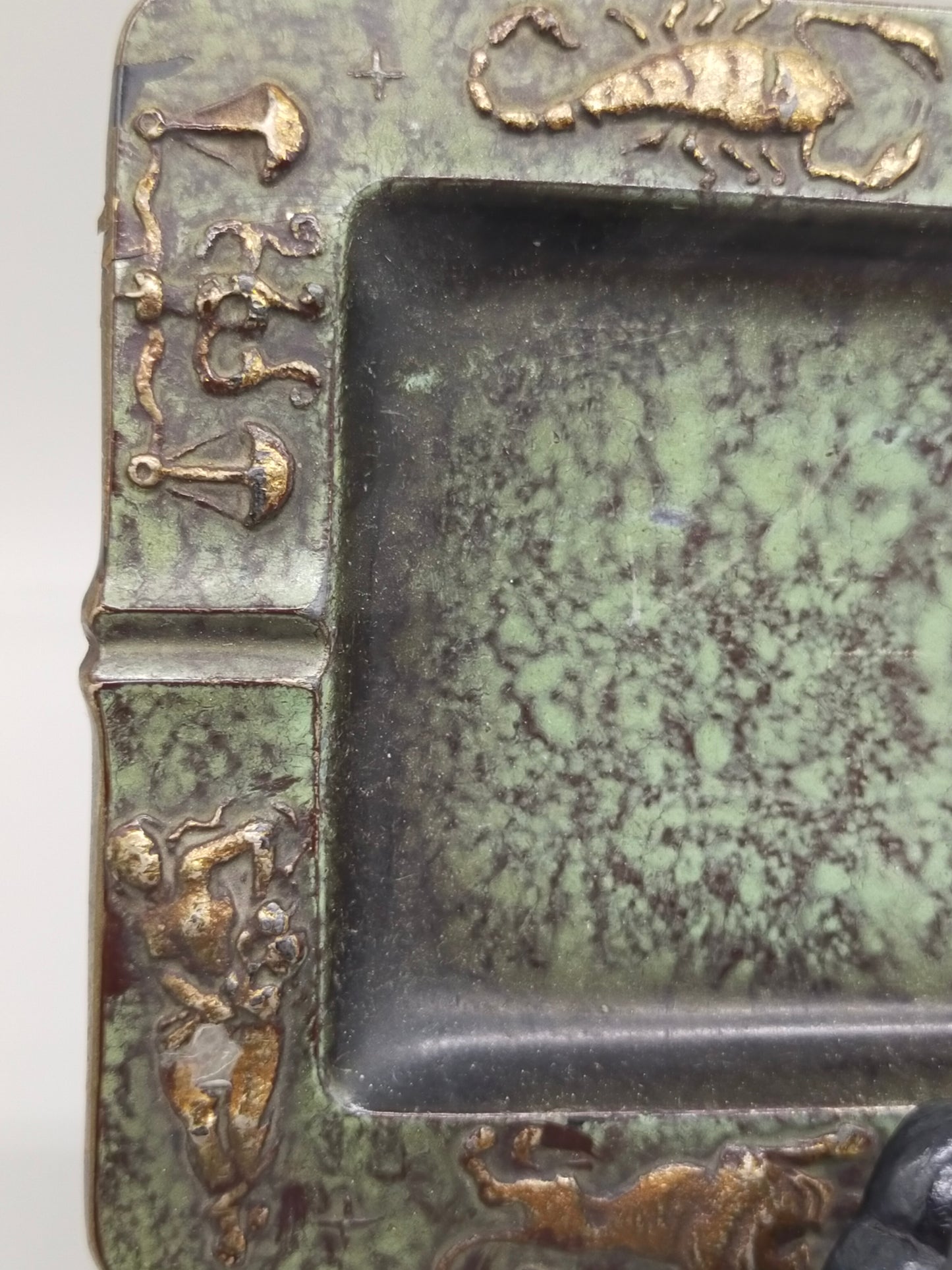 Exklusiver Vintage Bronze Aschenbecher – Sternzeichen Relief
