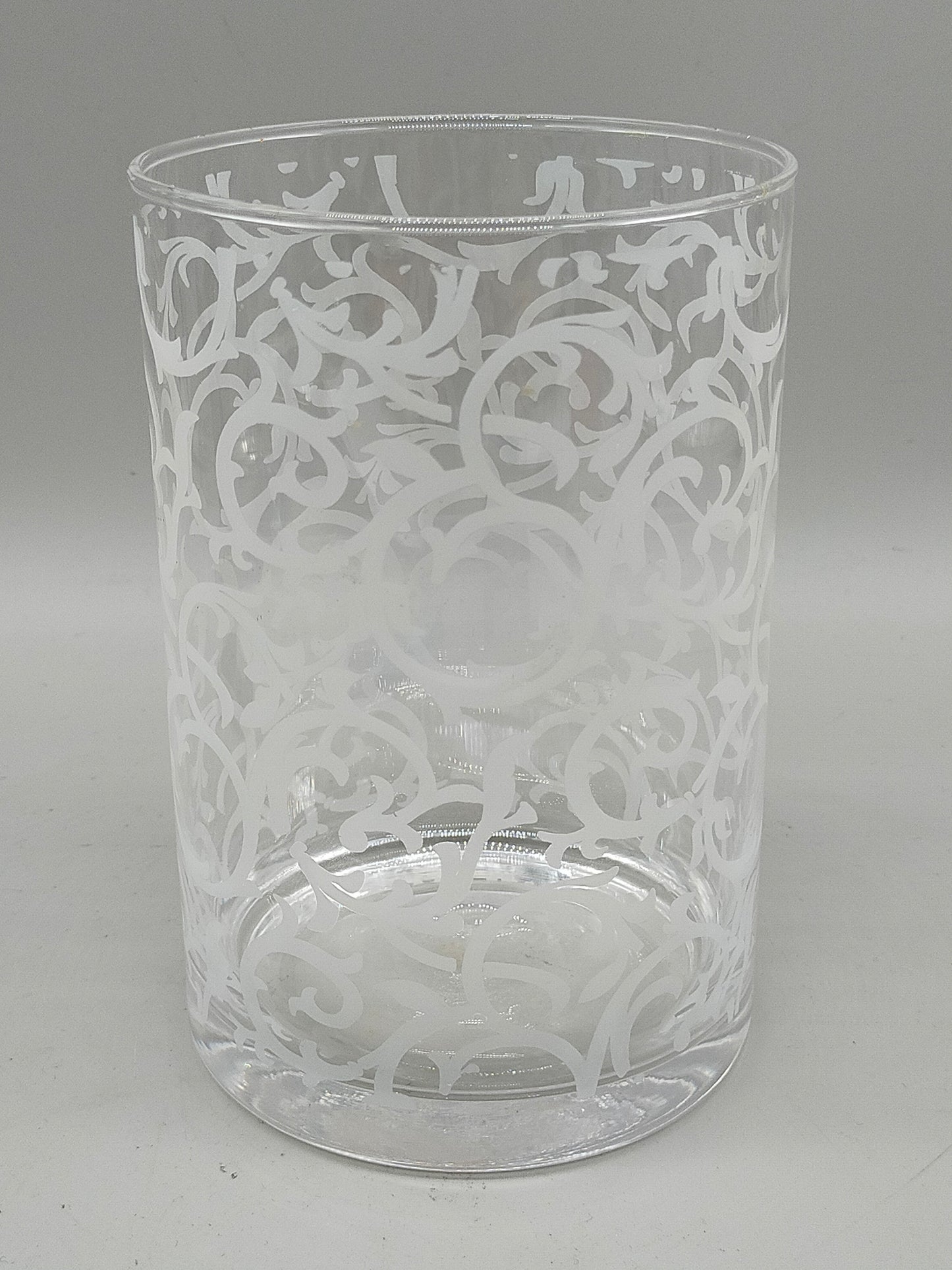 Stilvolle Glas Vase mit weißem Rankenmuster – Tischdeko