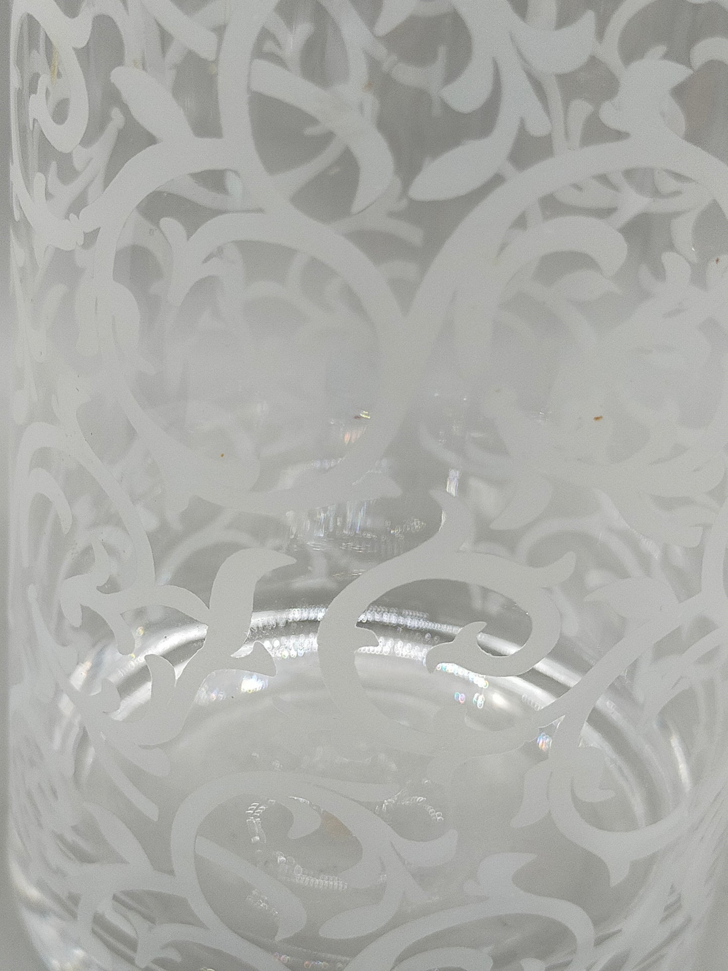 Stilvolle Glas Vase mit weißem Rankenmuster – Tischdeko