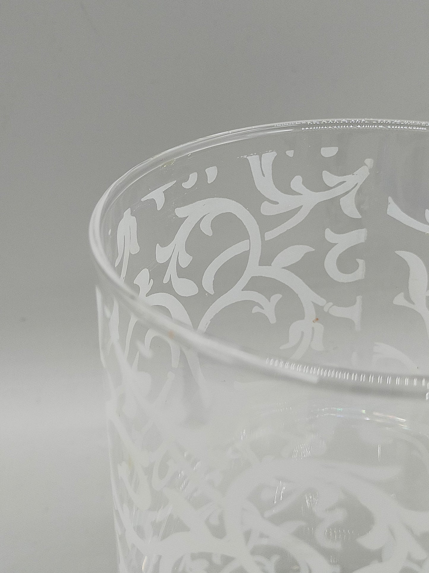 Stilvolle Glas Vase mit weißem Rankenmuster – Tischdeko