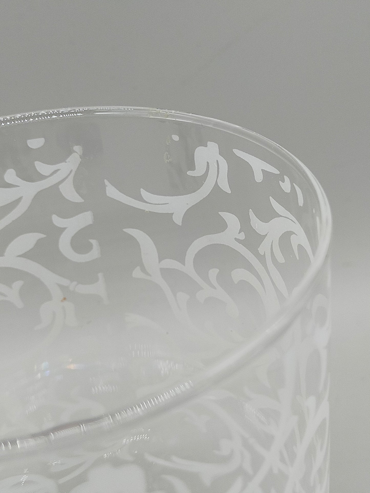 Stilvolle Glas Vase mit weißem Rankenmuster – Tischdeko
