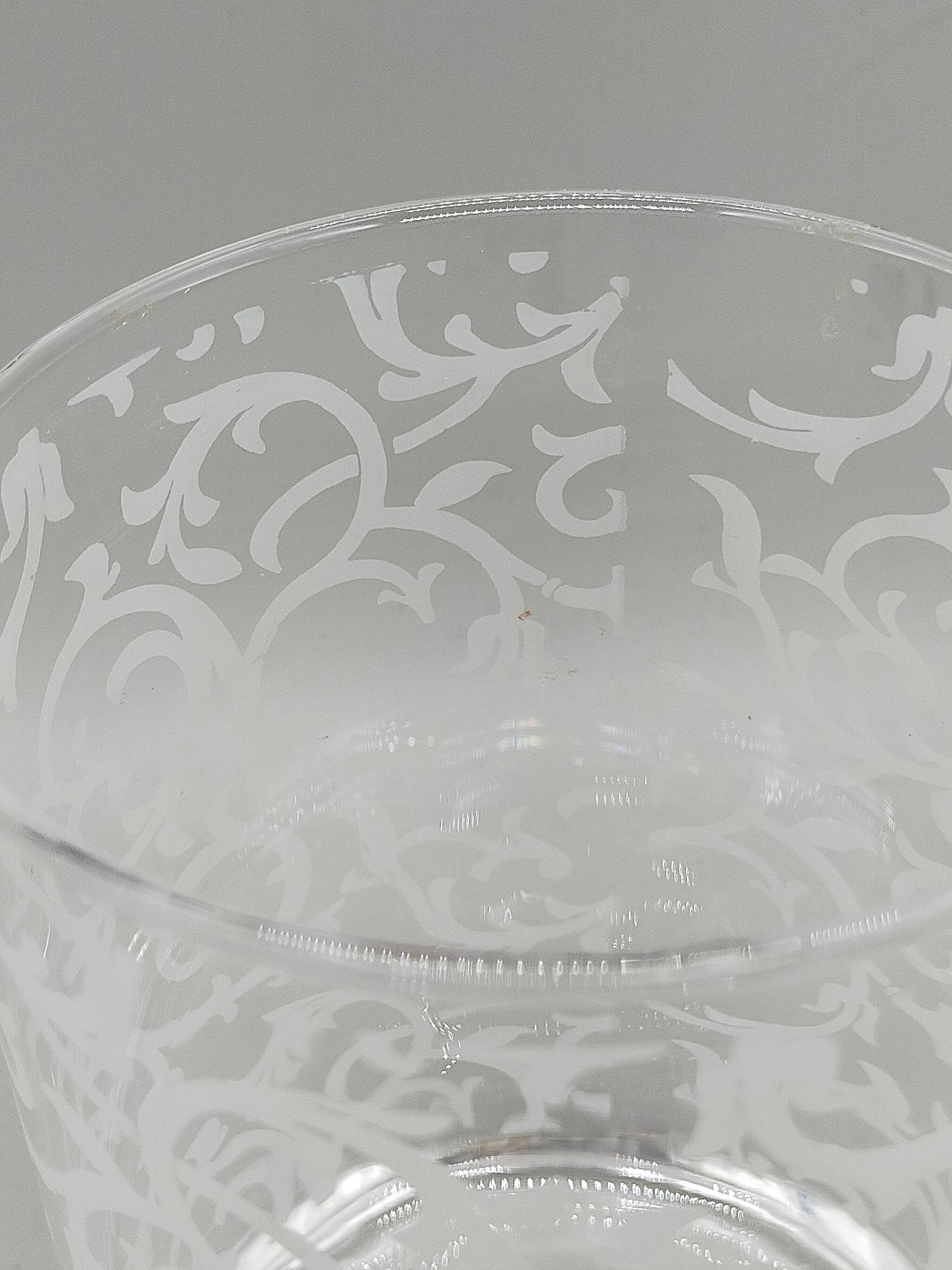 Stilvolle Glas Vase mit weißem Rankenmuster – Tischdeko