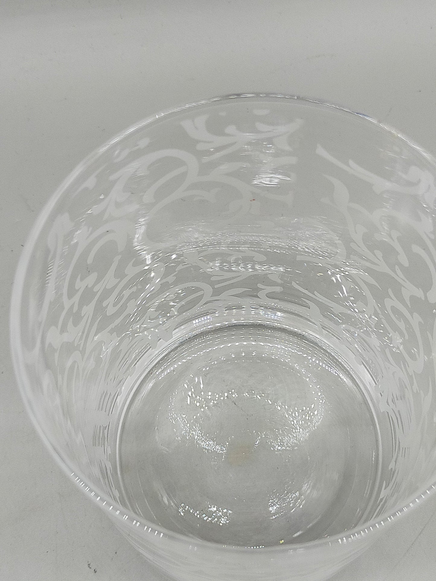 Stilvolle Glas Vase mit weißem Rankenmuster – Tischdeko