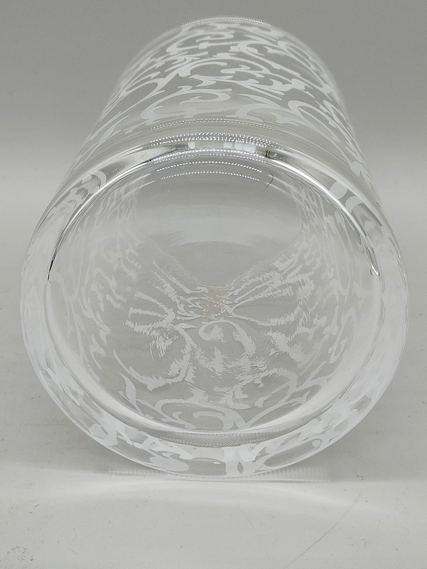Stilvolle Glas Vase mit weißem Rankenmuster – Tischdeko