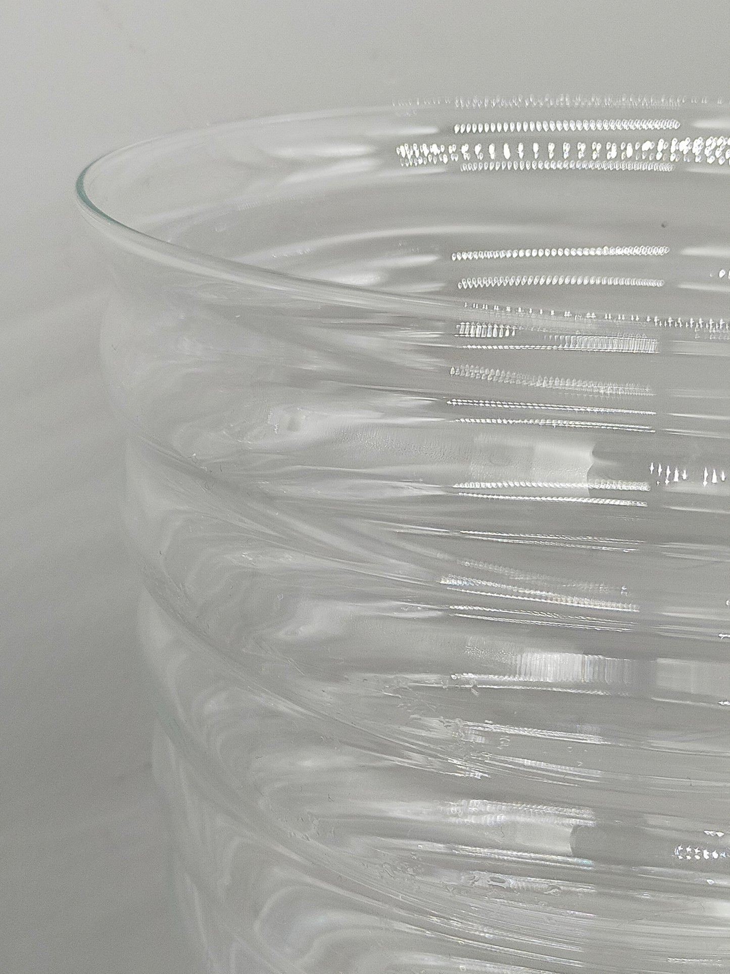 Stilvolle Glasvase – Mundgeblasen mit modernem Riffeldesign