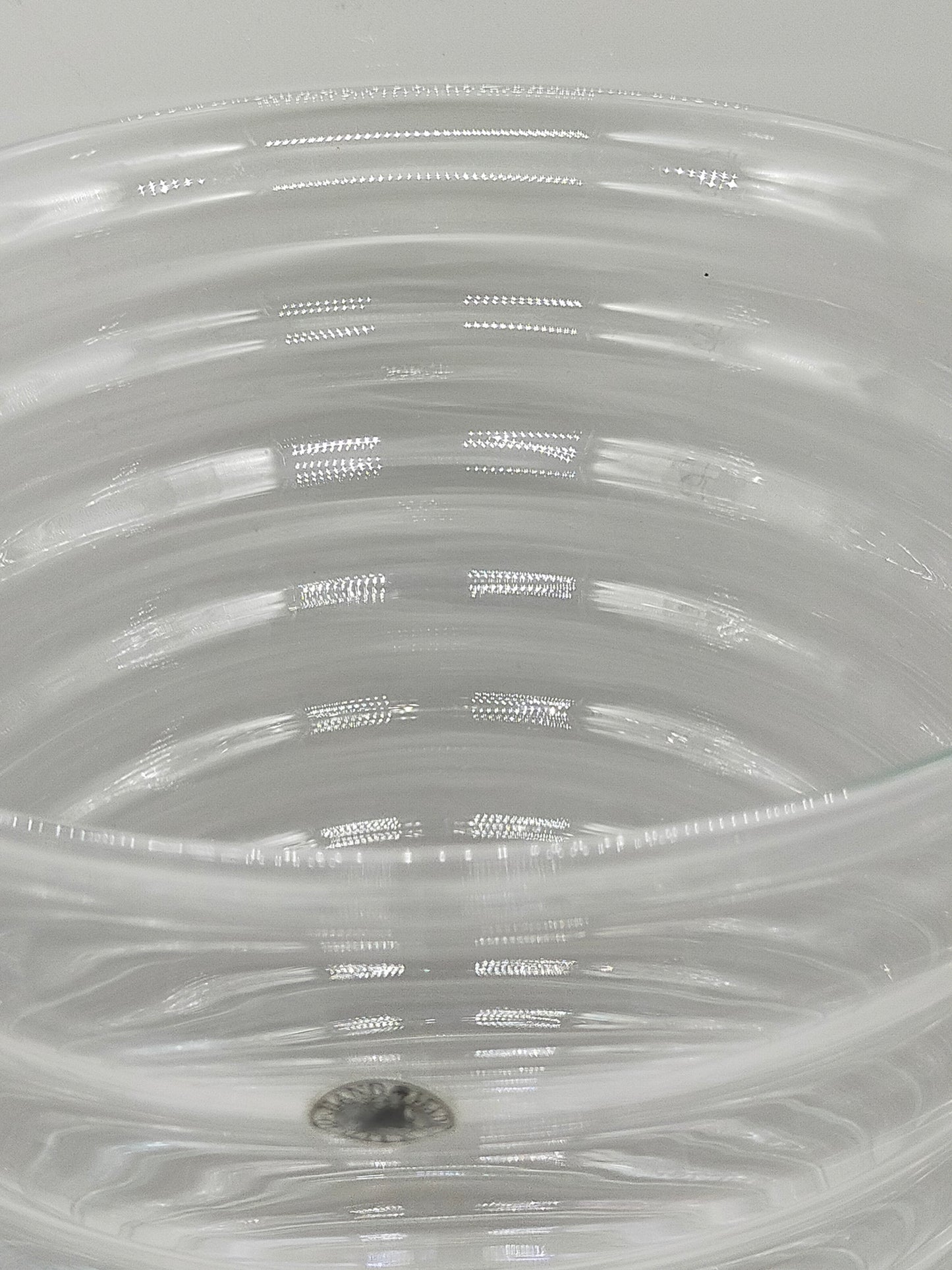 Stilvolle Glasvase – Mundgeblasen mit modernem Riffeldesign