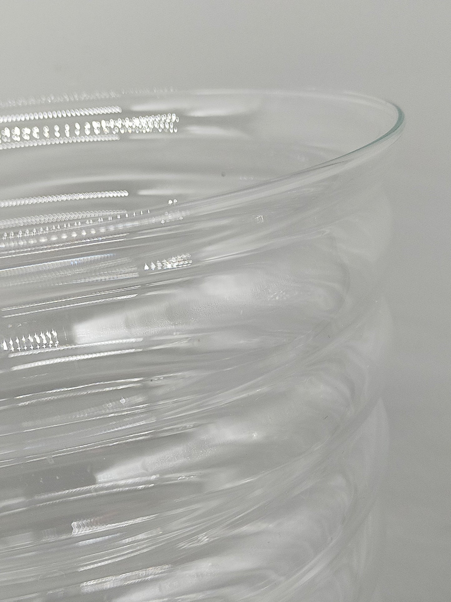 Stilvolle Glasvase – Mundgeblasen mit modernem Riffeldesign