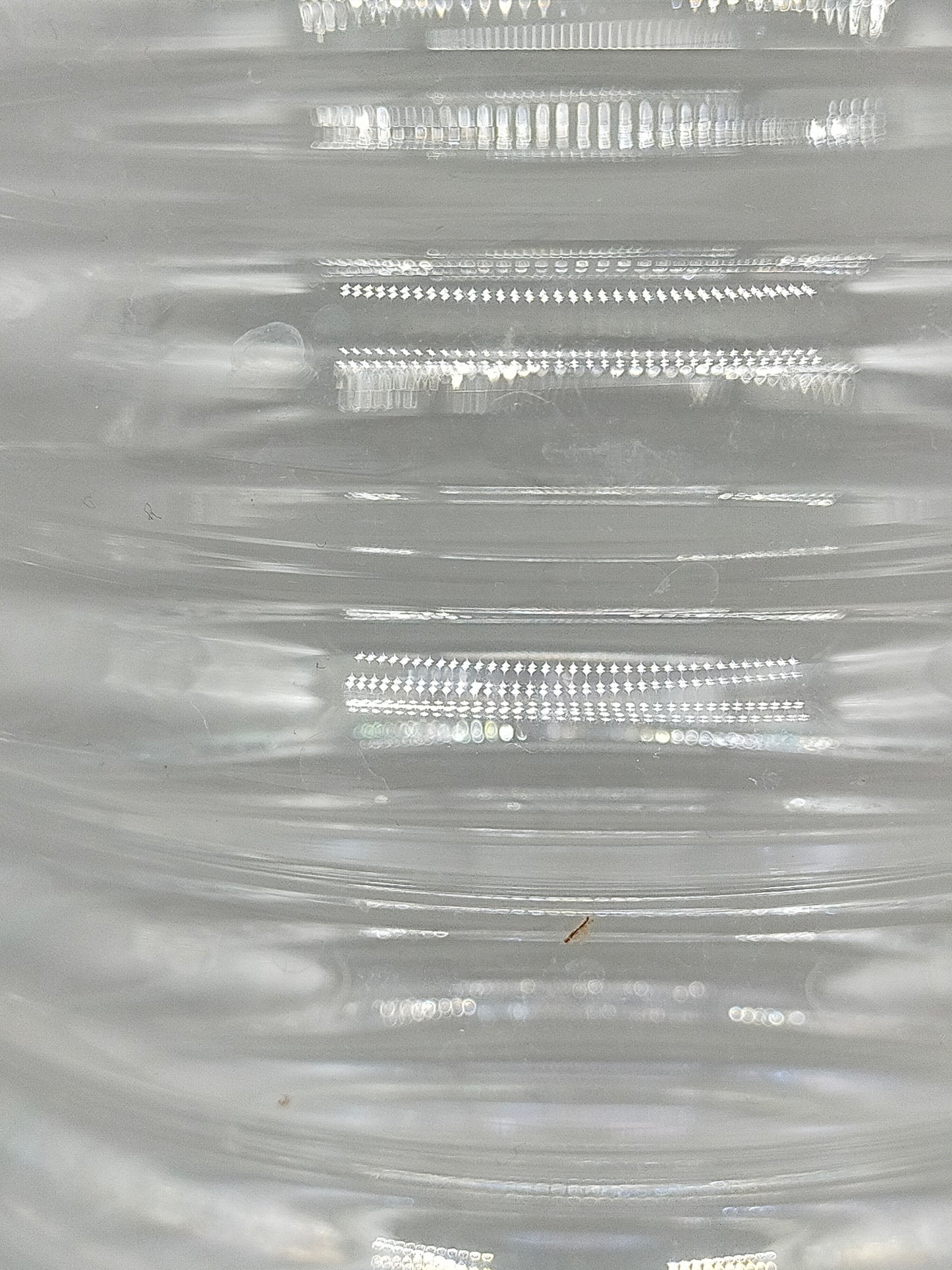 Stilvolle Glasvase – Mundgeblasen mit modernem Riffeldesign