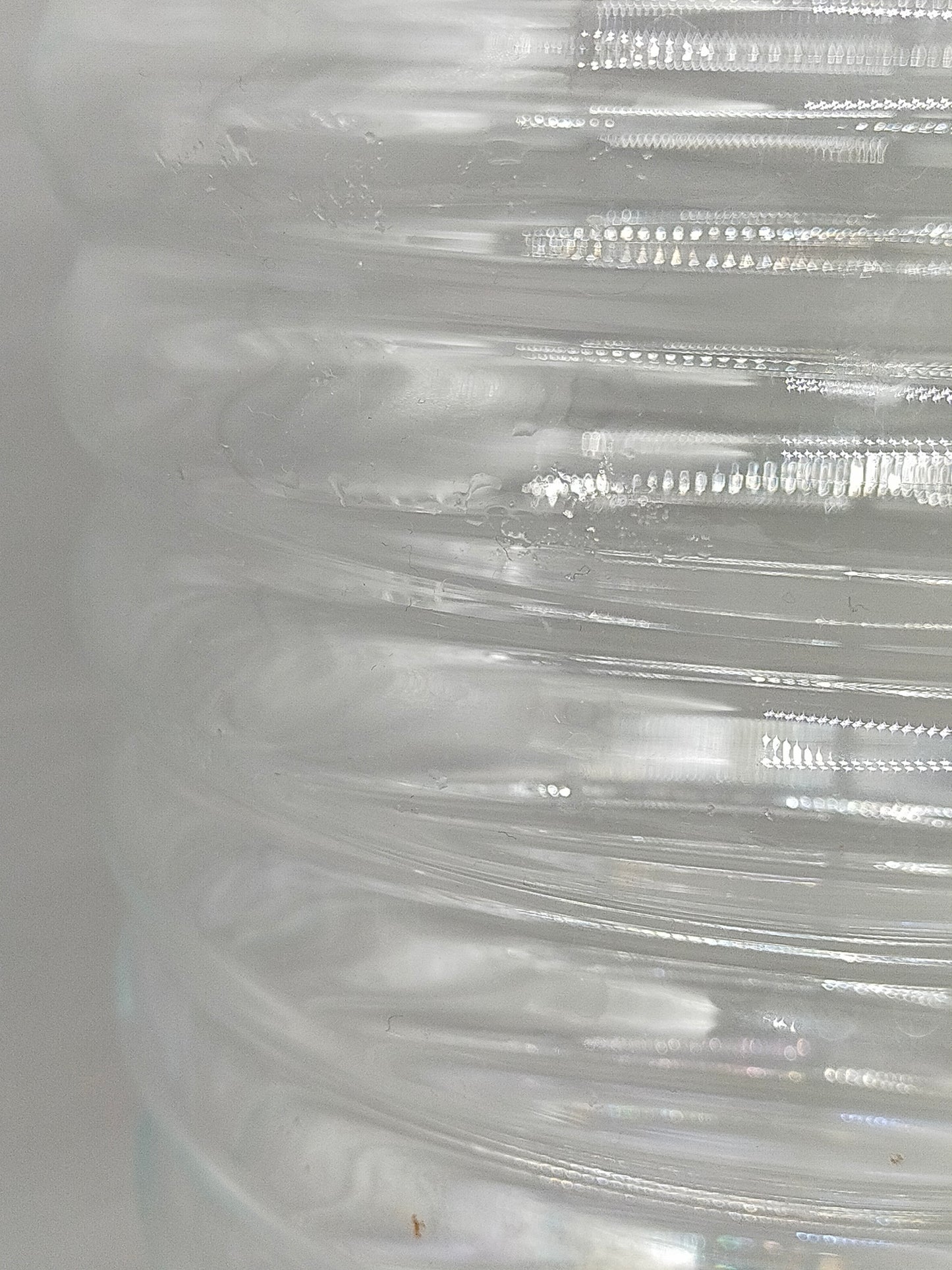 Stilvolle Glasvase – Mundgeblasen mit modernem Riffeldesign
