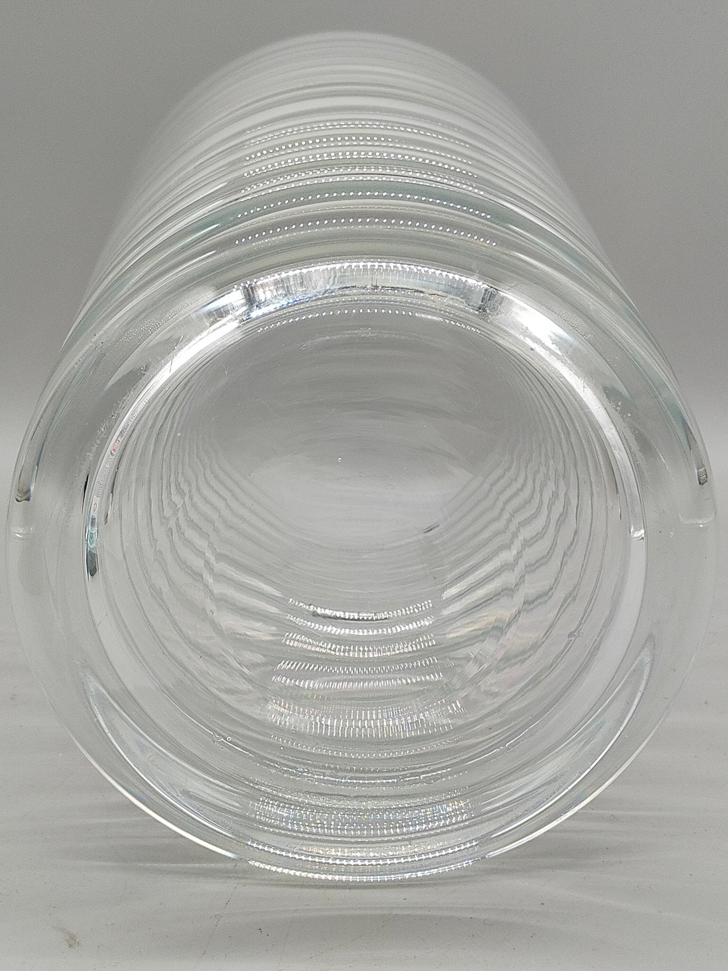 Stilvolle Glasvase – Mundgeblasen mit modernem Riffeldesign