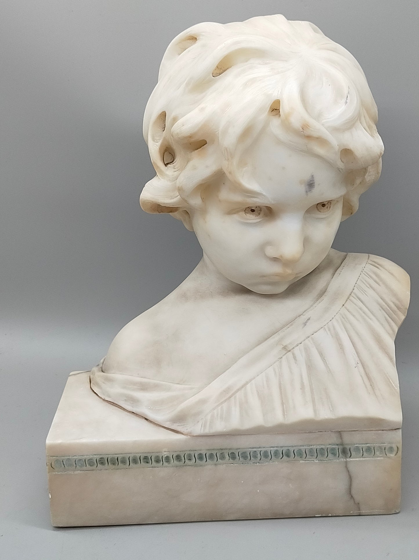 Antike Alabaster Büste Prof. G. Besji – Klassisches Knabenbildnis