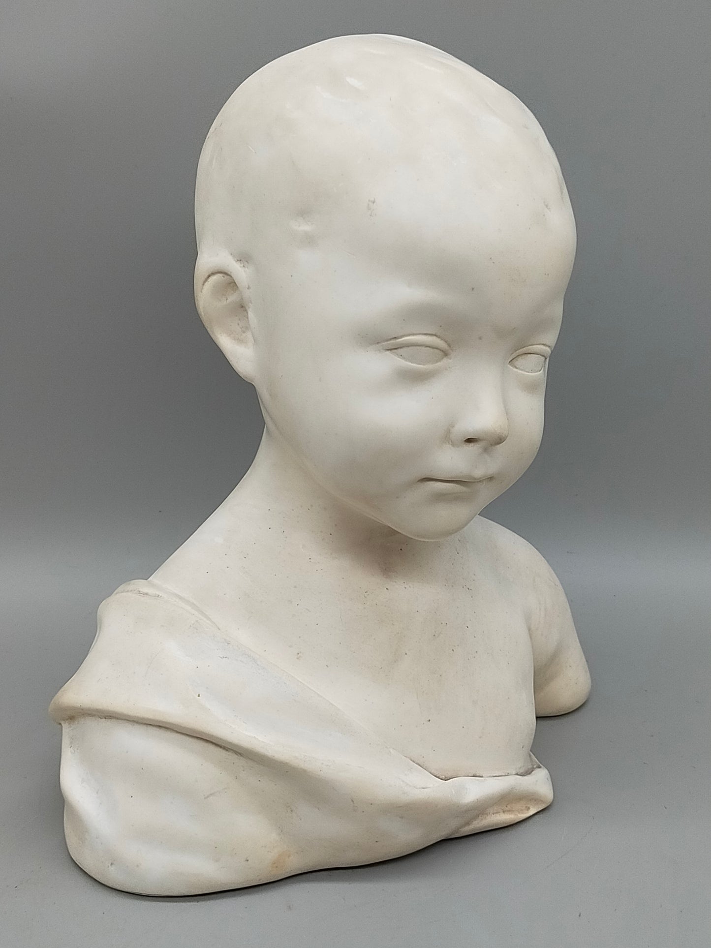 Antike Kinderbüste Skulptur von August Gerber – Klassisches Design aus Köln