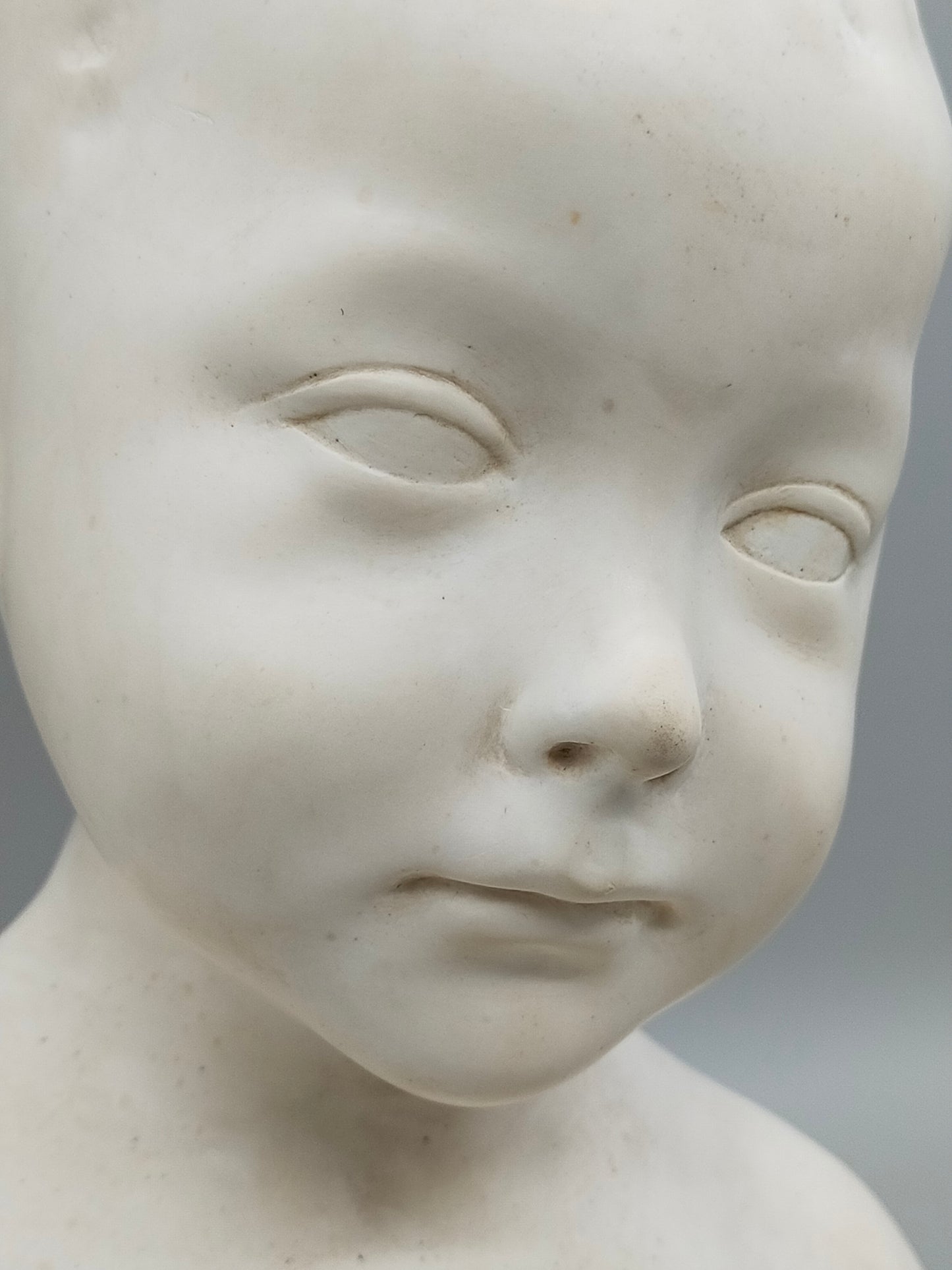 Antike Kinderbüste Skulptur von August Gerber – Klassisches Design aus Köln
