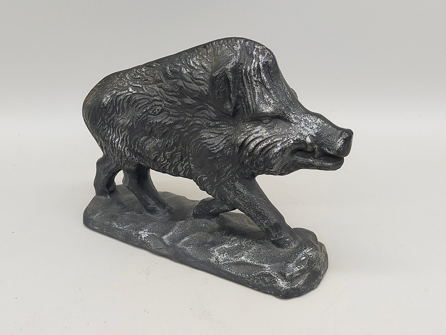 Massive Wildschwein Skulptur aus Gusseisen – Rustikale Dekoration