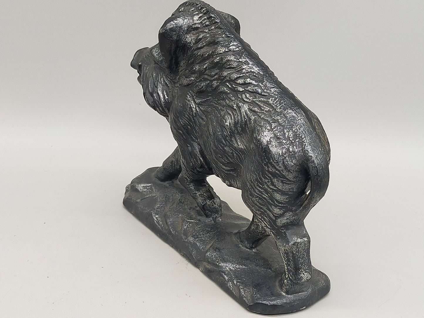 Massive Wildschwein Skulptur aus Gusseisen – Rustikale Dekoration