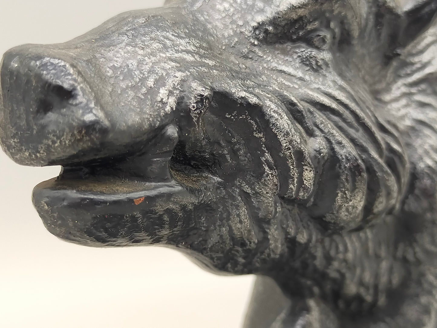 Massive Wildschwein Skulptur aus Gusseisen – Rustikale Dekoration