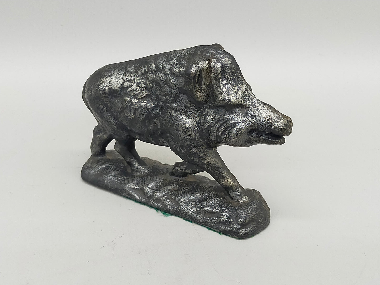 Rustikale Wildschwein Skulptur – Massive Tierfigur aus Gusseisen