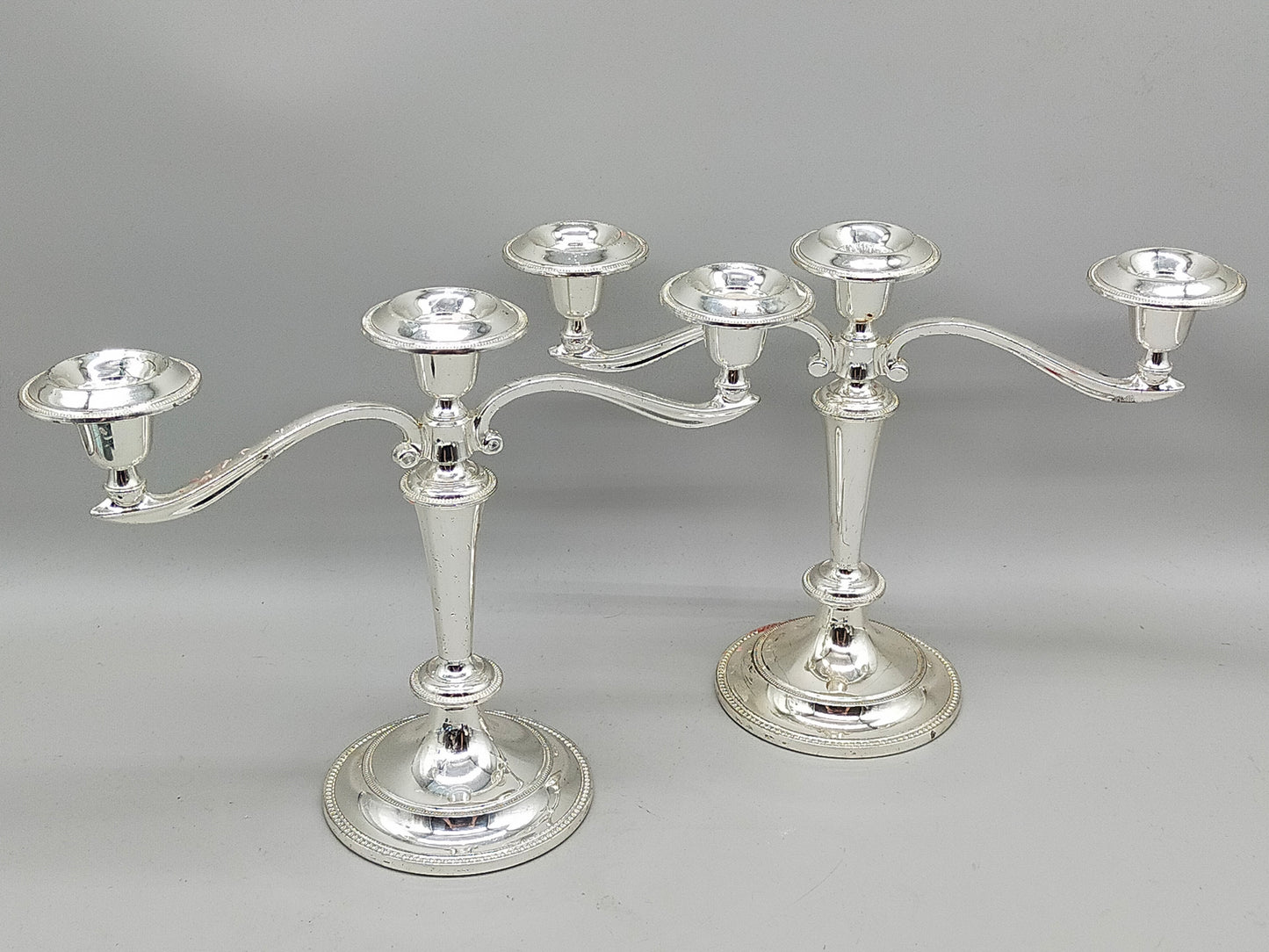 Elegante Versilberte Kerzenständer – Klassisches Set im Perlenrand Design