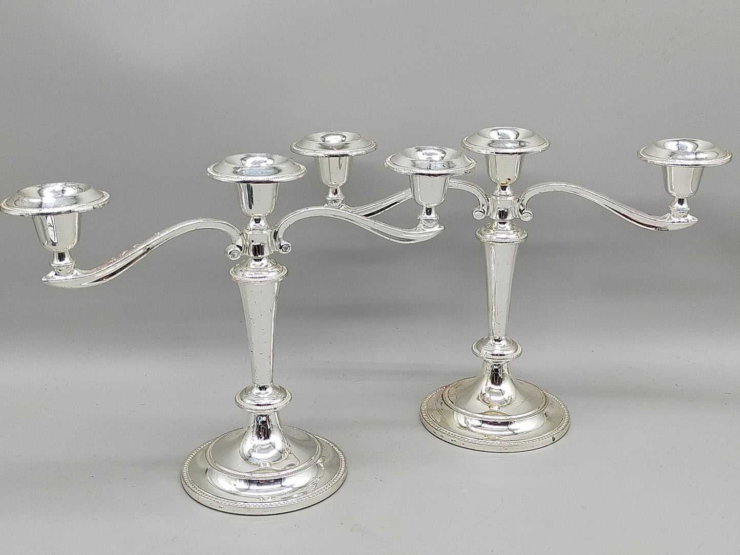 Elegante Versilberte Kerzenständer – Klassisches Set im Perlenrand Design