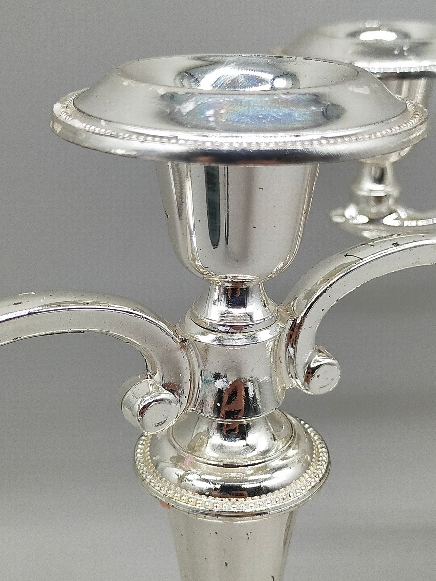 Elegante Versilberte Kerzenständer – Klassisches Set im Perlenrand Design