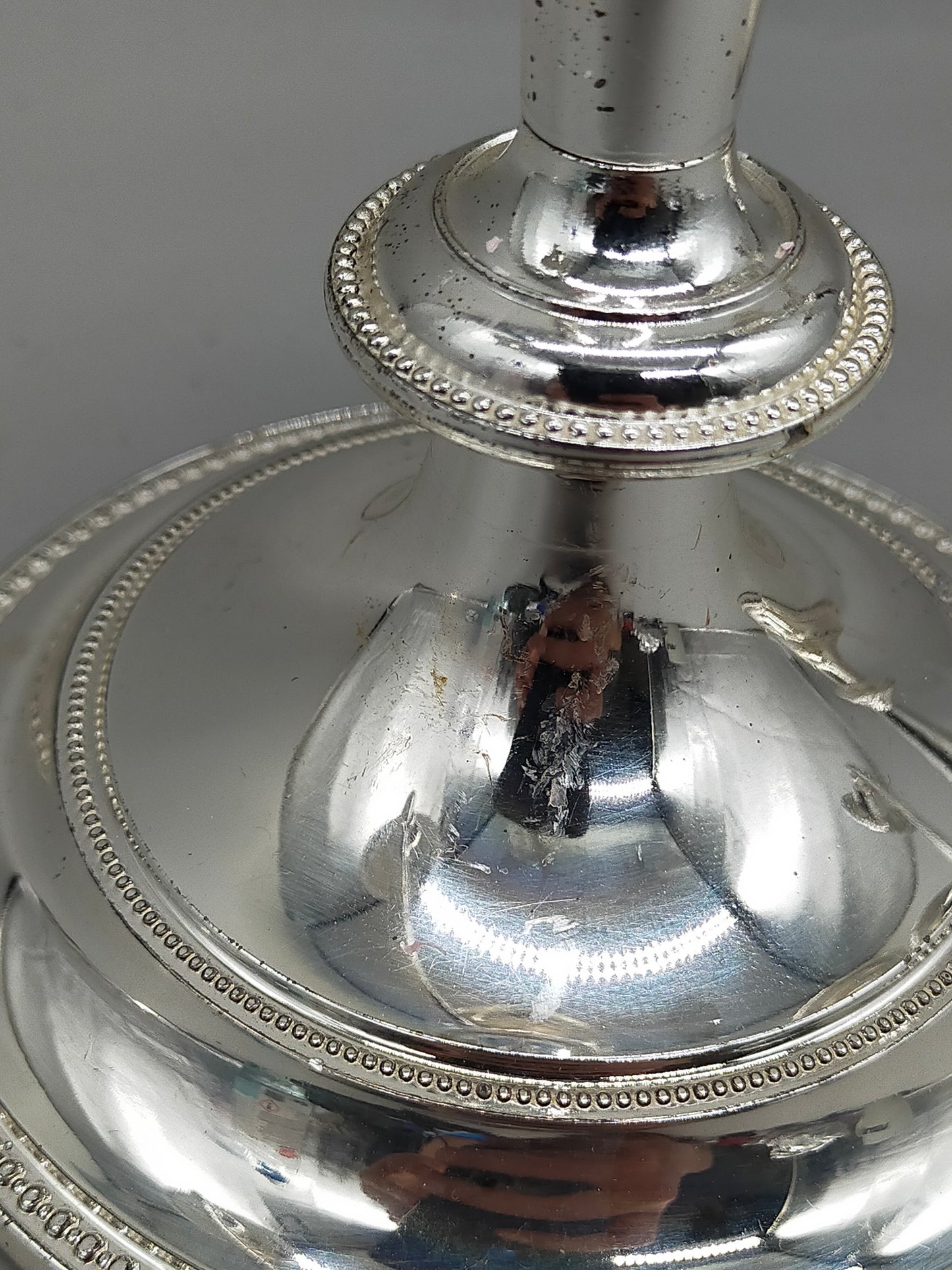 Elegante Versilberte Kerzenständer – Klassisches Set im Perlenrand Design