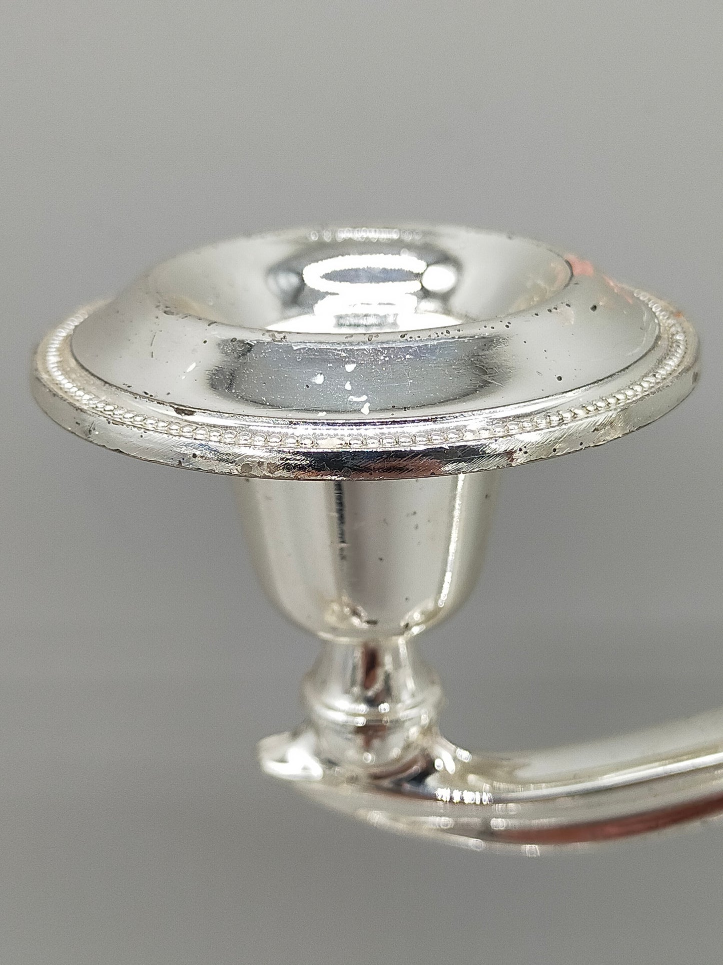 Elegante Versilberte Kerzenständer – Klassisches Set im Perlenrand Design