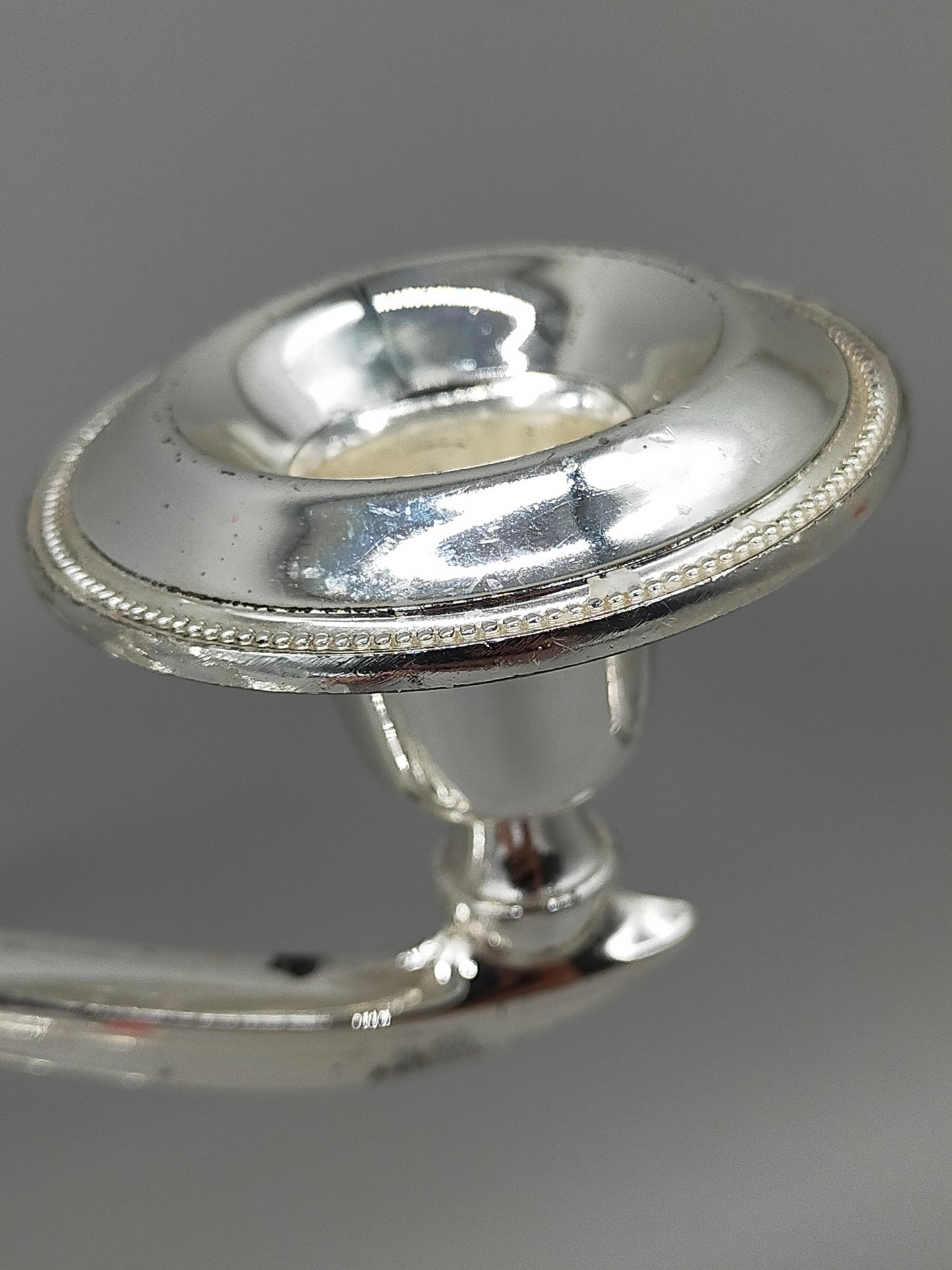 Elegante Versilberte Kerzenständer – Klassisches Set im Perlenrand Design