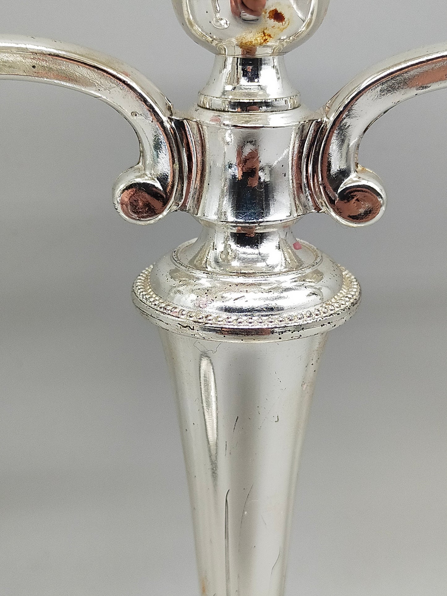 Elegante Versilberte Kerzenständer – Klassisches Set im Perlenrand Design