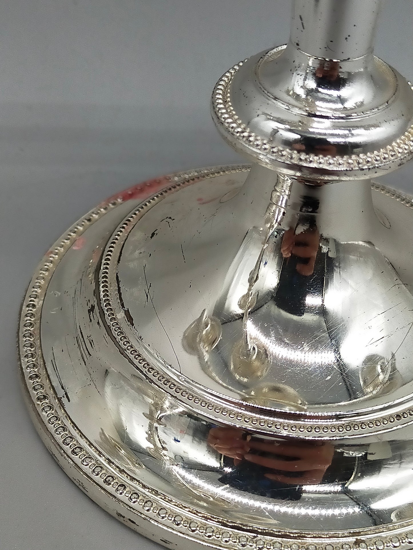 Elegante Versilberte Kerzenständer – Klassisches Set im Perlenrand Design