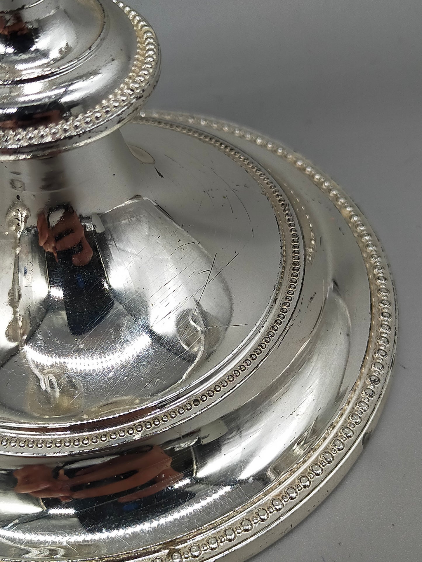 Elegante Versilberte Kerzenständer – Klassisches Set im Perlenrand Design