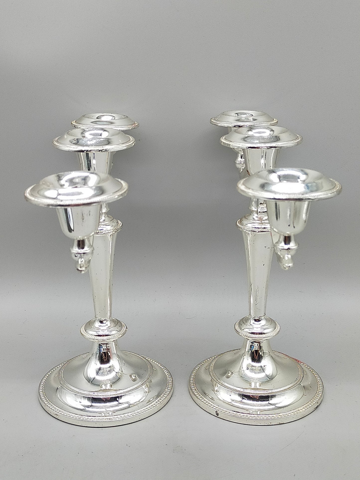 Elegante Versilberte Kerzenständer – Klassisches Set im Perlenrand Design