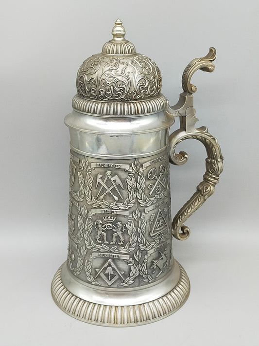 Prunkvoller SKS Zinn krug – Relief mit Zunftwappen der Handwerker