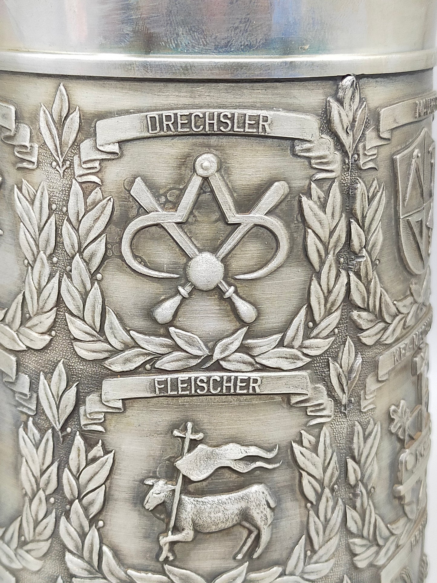 Prunkvoller SKS Zinn krug – Relief mit Zunftwappen der Handwerker