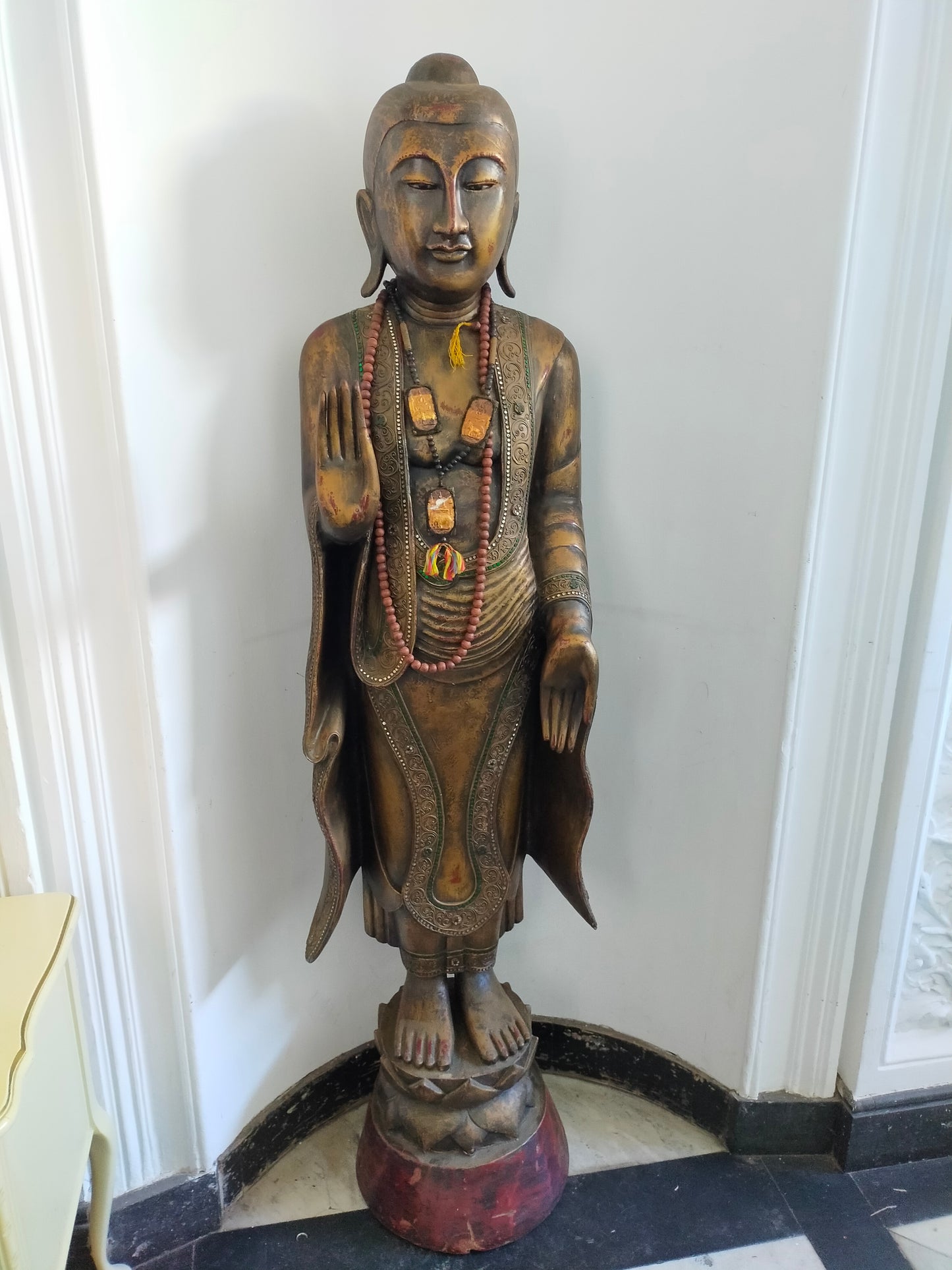 Große Buddha Statue aus Holz – Handgefertigte Tempelfigur mit Perlenkette